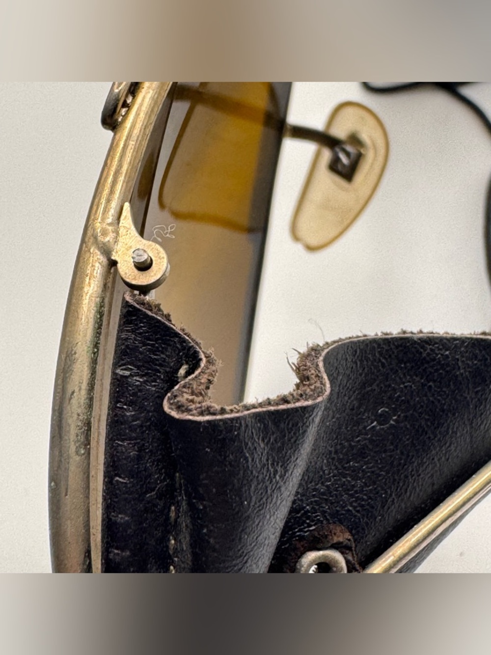 True Aviator 70s Shield Sunglasses - Gold Frame Brown Gradient Lenses Leather - Picture 11 of 15